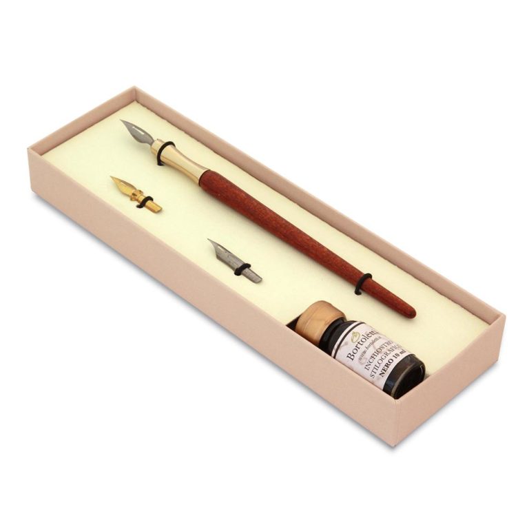Set da scrittura con penna in legno e ottone, pennini e inchiostro