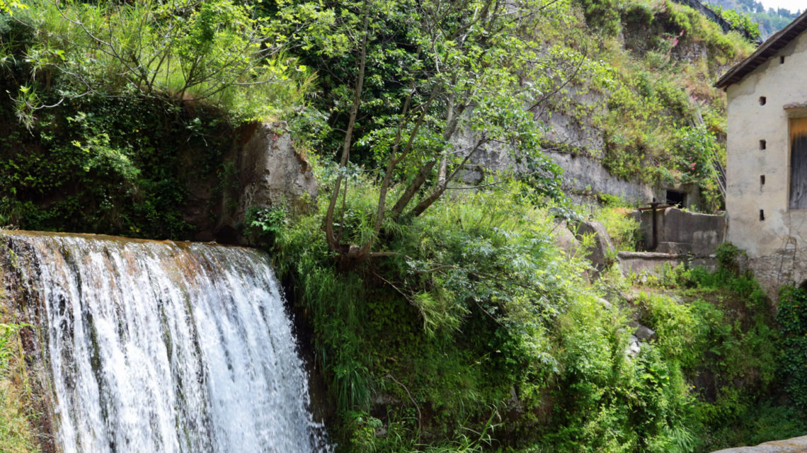 Cascata vicino alla cartiera Amatruda ad Amalfi che produce la carta di Amalfi