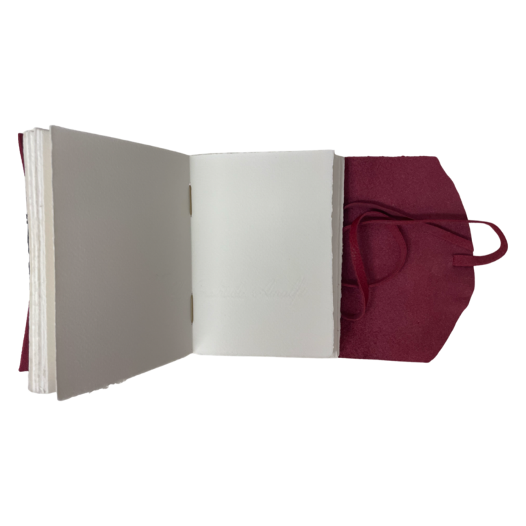 Cucitura interna quaderno in vera pelle bordeaux con carta di Amalfi - Internal stitching journal in real burgundy leather with Amalfi paper