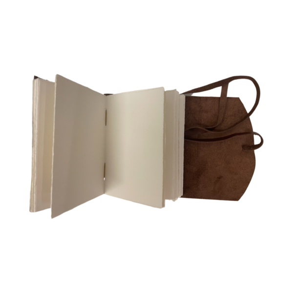 Cucitura interna quaderno in vera pelle marrone con carta di Amalfi - Internal stitching journal in real brown leather with Amalfi paper