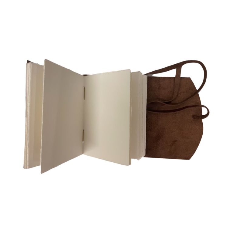 Cucitura interna quaderno in vera pelle marrone con carta di Amalfi - Internal stitching journal in real brown leather with Amalfi paper