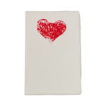 Titolo: Esclusivo Biglietto d'Auguri con Cuore Dipinto a Mano su Carta di Amalfi: Un Messaggio di Affetto Unico Descrizione: Esprimi i tuoi sentimenti in modo straordinario con il nostro esclusivo biglietto d'auguri, dove ho dipinto a mano un cuore su carta di Amalfi. Ogni dettaglio di questa creazione è unico e realizzato con passione su doppio cartoncino 12x18cm in pregiata carta di Amalfi. La luce rivela la filigrana "Amatruda" sulla carta, sottolineando la sua autenticità.