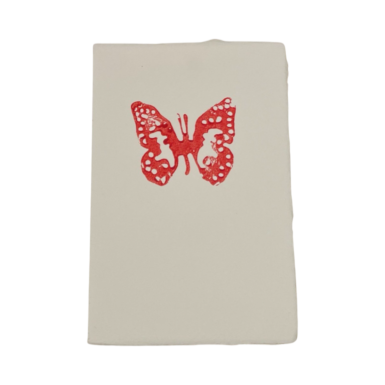 Title: Elegant Hand-Painted Amalfi Paper Greeting Card with Butterfly: A Symbol of Transformation and Beauty  Description: Express feelings of joy and transformation with our exclusive greeting card, where I have hand-painted a butterfly on Amalfi paper. Every detail of this creation is unique and crafted with passion on a double 12x18cm card made from exquisite Amalfi paper. The light reveals the "Amatruda" watermark on the paper, underscoring its authenticity.