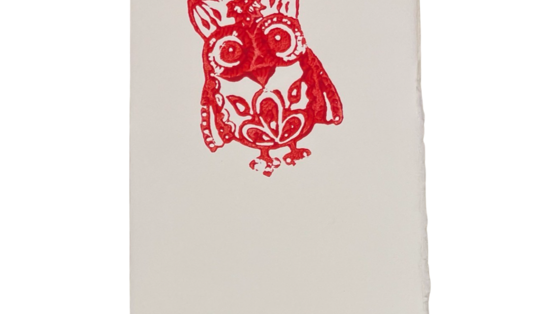 Titolo: Biglietto d'Auguri con Gufo Dipinto a Mano su Carta di Amalfi: Saggezza e Affetto in un Unico Messaggio Descrizione: Incorpora saggezza e affetto nei tuoi auguri con il nostro esclusivo biglietto d'auguri, dove ho dipinto a mano un gufo su carta di Amalfi. Ogni dettaglio di questa creazione è unico e realizzato con dedizione su un doppio cartoncino 12x18cm in pregiata carta di Amalfi. La luce rivela la filigrana "Amatruda" sulla carta, enfatizzando la sua autenticità.