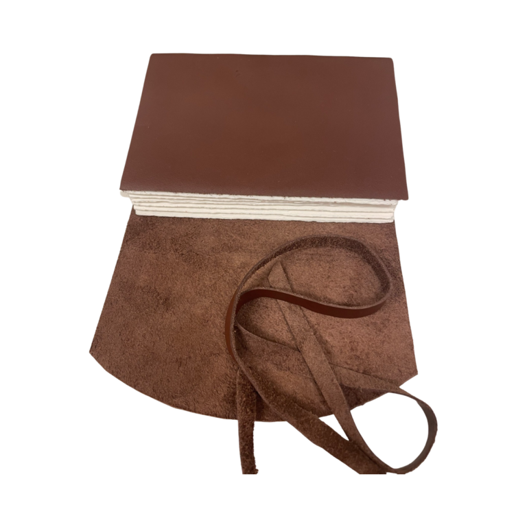 Interno pelle del quaderno in vera pelle marrone con carta di Amalfi - Leather interior of the journal in real brown leather with Amalfi paper