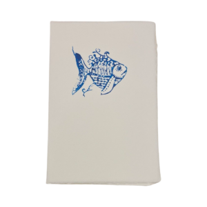 Titolo: Biglietto d'Auguri con Pesce Dipinto a Mano su Carta di Amalfi: Un Messaggio di Flusso e Armonia Descrizione: Ispirati alla bellezza dell'oceano con il nostro esclusivo biglietto d'auguri, dove ho dipinto a mano un pesce su carta di Amalfi. Ogni dettaglio di questa creazione è unico e realizzato con passione su doppio cartoncino 12x18cm in pregiata carta di Amalfi. La luce rivela la filigrana "Amatruda" sulla carta, sottolineando la sua autenticità.