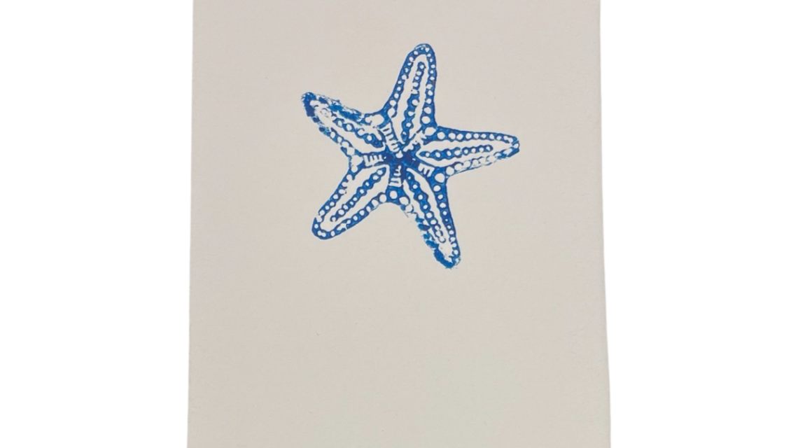 Titolo: Biglietto d'Auguri con Stella Marina Dipinta a Mano su Carta di Amalfi: Un Messaggio di Luminosità e Connessione Descrizione: Illumina le occasioni speciali con il nostro esclusivo biglietto d'auguri, dove ho dipinto a mano una stella marina su carta di Amalfi. Ogni dettaglio di questa creazione è unico e realizzato con dedizione su doppio cartoncino 12x18cm in pregiata carta di Amalfi. La luce rivela la filigrana "Amatruda" sulla carta, confermando la sua autenticità.