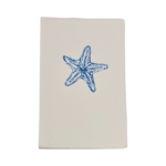 Titolo: Biglietto d'Auguri con Stella Marina Dipinta a Mano su Carta di Amalfi: Un Messaggio di Luminosità e Connessione Descrizione: Illumina le occasioni speciali con il nostro esclusivo biglietto d'auguri, dove ho dipinto a mano una stella marina su carta di Amalfi. Ogni dettaglio di questa creazione è unico e realizzato con dedizione su doppio cartoncino 12x18cm in pregiata carta di Amalfi. La luce rivela la filigrana "Amatruda" sulla carta, confermando la sua autenticità.