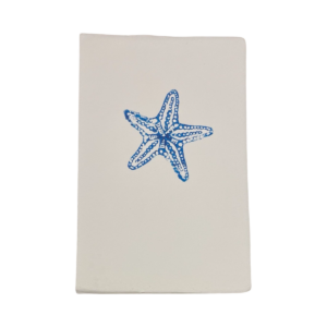 Titolo: Biglietto d'Auguri con Stella Marina Dipinta a Mano su Carta di Amalfi: Un Messaggio di Luminosità e Connessione Descrizione: Illumina le occasioni speciali con il nostro esclusivo biglietto d'auguri, dove ho dipinto a mano una stella marina su carta di Amalfi. Ogni dettaglio di questa creazione è unico e realizzato con dedizione su doppio cartoncino 12x18cm in pregiata carta di Amalfi. La luce rivela la filigrana "Amatruda" sulla carta, confermando la sua autenticità.
