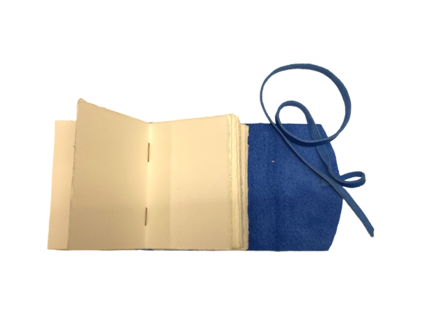 Cucitura interna quaderno in vera pelle blu con carta di Amalfi - Internal stitching journal in real blue leather with Amalfi paper