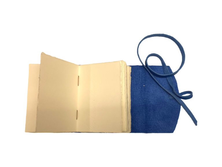 Cucitura interna quaderno in vera pelle blu con carta di Amalfi - Internal stitching journal in real blue leather with Amalfi paper