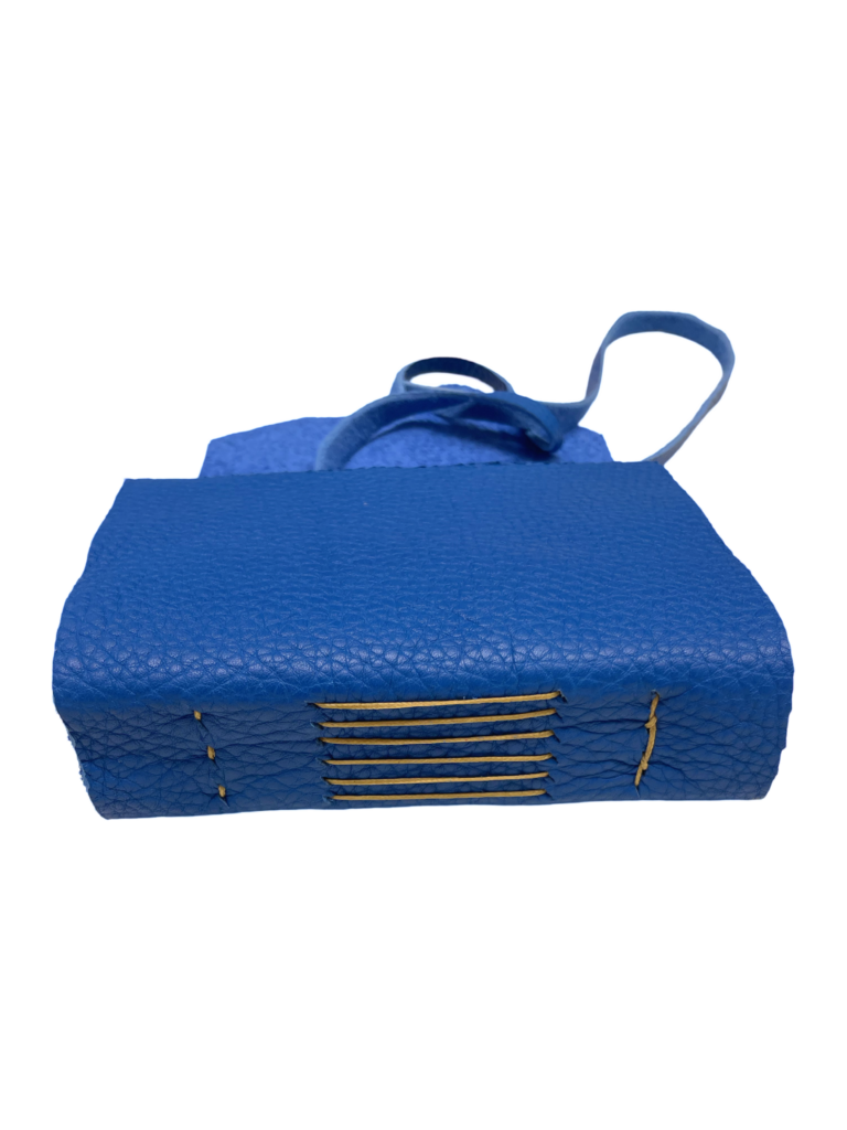 Cucitura quaderno in vera pelle blu con carta di Amalfi - Stitching blue real leather journal with Amalfi paper