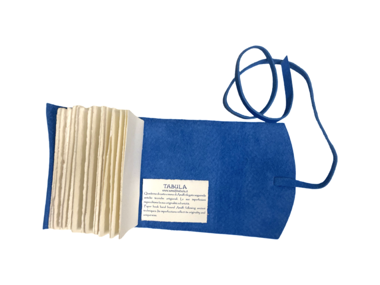 Firma TABULA sul quaderno in vera pelle blu con carta di Amalfi - TABULA signature on the real blue leather journal with Amalfi paper