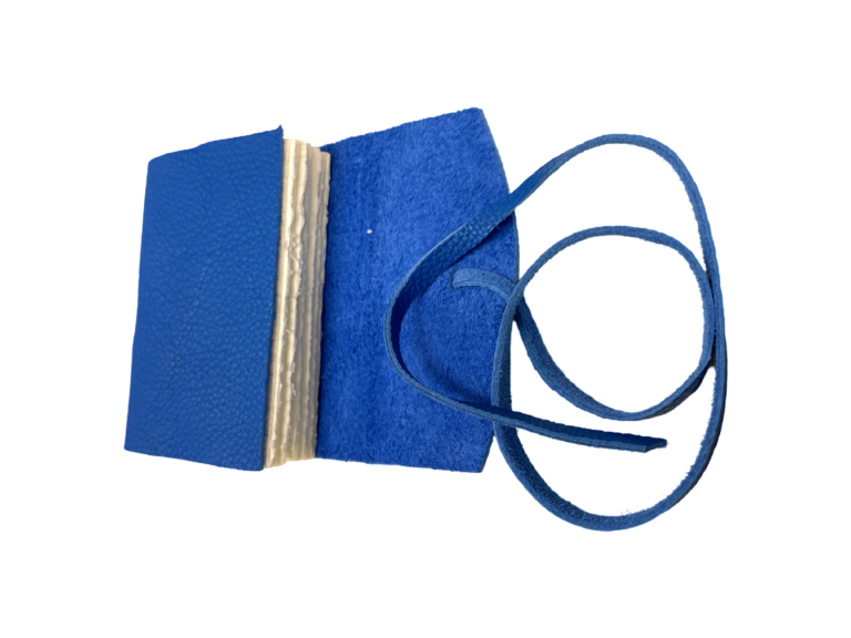 Interno pelle del quaderno in vera pelle blu con carta di Amalfi - Leather interior of the journal in real blue leather with Amalfi paper