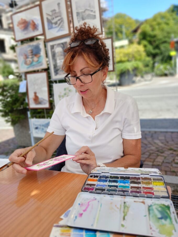 Paola Merlin mentre dipinge 2