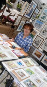 Paola Merlin tra i suoi dipinti